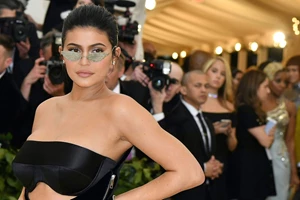 Η Charlize Theron συγκρίνει τον εαυτό της με την Kylie Jenner στο Instagram και γίνεται viral