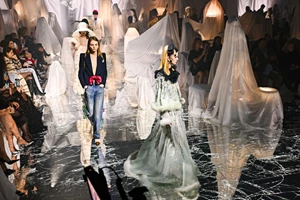 PFW SS'25 | Loewe, Chloé, Alexander McQueen και όσα πρέπει να γνωρίζετε από τα shows στο Παρίσι