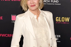 Melanie Griffith | Το ιδιαίτερο παπούτσι που φόρεσε στην τελευταία της δημόσια εμφάνιση μαζί με την κόρη της, Dakota Johnson