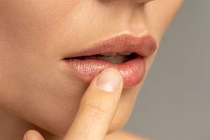 6 ζουμερά lip oils για ενυδατωμένα και λαμπερά χείλη