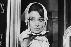 Audrey Hepburn | Η παραγωγός του 'Good Wife' θα γράψει τη σειρά για τη ζωή της