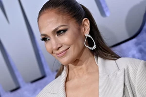 Jennifer Lopez | Γιόρτασε τα 54 με διαφορετικά looks και χορό επάνω σε τραπέζι