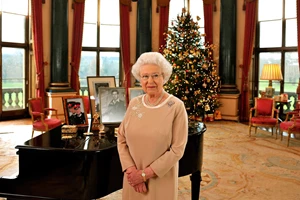 Η βασίλισσα Ελισάβετ επιθυμεί να ξεπεράσει τον εαυτό της φέτος τα Χριστούγεννα