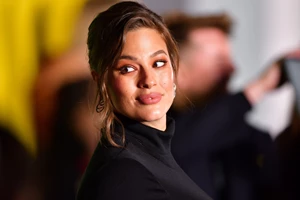 Η Ashley Graham δείχνει τις ραγάδες της στην πιο body positive φωτογραφία της ημέρας