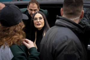 Η Demi Moore φαίνεται πιο χαρούμενη από ποτέ, συνεχίζοντας τις διακοπές της στην Ελλάδα