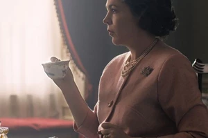 The Crown | Η πρώτη φωτογραφία της Imelda Staunton ως βασίλισσα Ελισάβετ