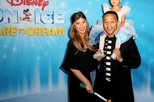 Η Chrissy Teigen και ο John Legend περιμένουν το τρίτο τους παιδί