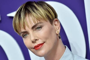 Η Charlize Theron μιλά για τη σεξουαλική παρενόχληση που δέχτηκε από ένα "διάσημο σκηνοθέτη"