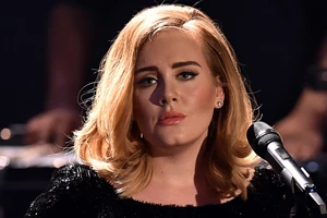 Adele | Πιο όμορφη από ποτέ στις φωτογραφίες για τα 33α γενέθλιά της
