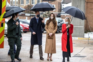 Kate Middleton | Φόρεσε το αγαπημένο staple της γυναικείας γκαρνταρόμπας