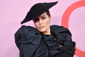 Plus-size swimwear brands που θα σας μεταφέρουν στο καλοκαίρι