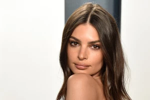 Η Emily Ratajkowski ποζάρει ολόγυμνη δείχνοντας τη φουσκωμένη κοιλιά της