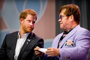 Meghan Markle -Πρίγκιπας Harry | Νέο βίντεο τους δείχνει αγκαλιά να στέλνουν ευχές στον Elton John