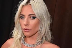 Lady Gaga | Με σύνολο που δίχασε σε βόλτα με το σύντροφό της