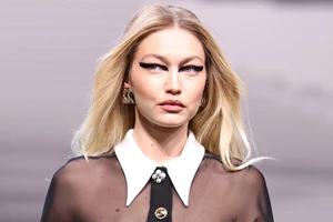 Red Hot | 5+1 τρόποι να εντάξετε τo it χρώμα της σεζόν στο look σας