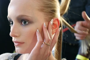 Multicolour Sheer Mani | Η Phoebe Philo μας χάρισε την πιο δημιουργική πρόταση στο μανικιούρ για το φθινόπωρο