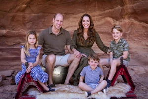 Πρίγκιπας William – Kate Middleton | Με τζιν και αθλητικά στη φετινή Χριστουγεννιάτικη κάρτα τους