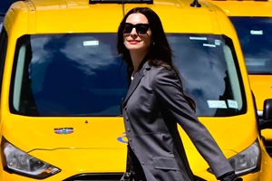 The Devil Wears Prada 2 | Μήπως οι φωτογραφίες από τα γυρίσματα μάς χαλάνε τελικά την έκπληξη;