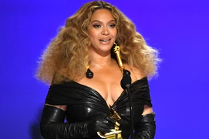 Blue Ivy | Η κόρη της Beyoncé έκανε το Grammy της παγούρι