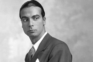 Πώς αναβίωσαν οι iconic δημιουργίες του Cristóbal Balenciaga για την ομώνυμη σειρά