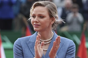 H Charlene του Μονακό με λευκό φόρεμα χωρίς πλάτη στην τελετή απονομής της Χρυσής Μπάλας