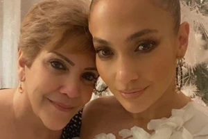 Η Jennifer Lopez αποκάλυψε το skincare μυστικό που τη διατηρεί νέα τόσα χρόνια