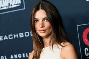 Emily Ratajkowski | Φωτογραφίζεται γυμνή στον 7ο μήνα της εγκυμοσύνης της