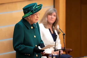 Βασίλισσα Ελισάβετ | Αυστραλή γερουσιάστρια την αποκάλεσε "αποικιοκράτισσα" κατά τη διάρκεια του όρκου της στη βουλή