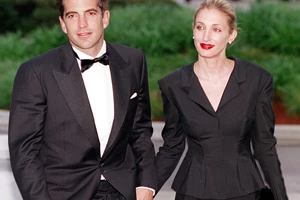 JFK Jr – Carolyn Bessette | H αληθινή ιστορία αγάπης του χρυσού ζευγαριού των '90s