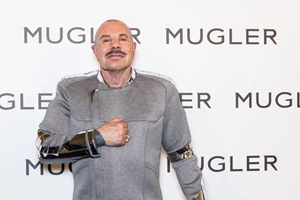 Thierry Mugler | Ποιος ήταν ο μυθικός Γάλλος σχεδιαστής που πέρασε στην ιστορία