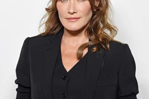 Η Carla Bruni κάνει διακοπές στην Ελλάδα με τον Nicolas Sarkozy και την κατάξανθη κόρη τους, Julia