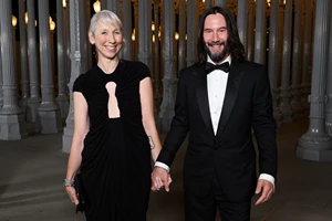 Η Alexandra Grant απαντά στις φήμες γάμου με τον Keanu Reeves με μία ρομαντική φωτογραφία