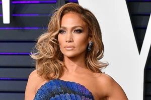 Jennifer Lopez | Με neon φούξια πλεκτό και δερμάτινη φούστα σε ραντεβού με τον A-rod