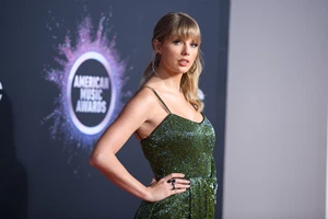 Η Selena Gomez έκοψε τα μαλλιά της στο πιο κομψό καρέ