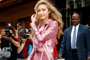 Gigi Hadid: "Η εγκυμοσύνη είναι αληθινή όταν παραγγέλνεις cupcakes"