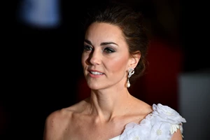 Kate Middleton |  Με λευκό summer dress και φλοράλ μάσκα σε δημόσια εμφάνιση