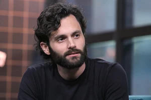 It's a Boy | H Domino Kirke κρατάει στην αγκαλιά της το πρώτο της παιδί με τον Penn Badgley