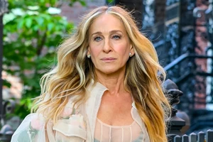 Η Julia Roberts υιοθέτησε το κούρεμα που επιστρέφει δυναμικά στη μόδα