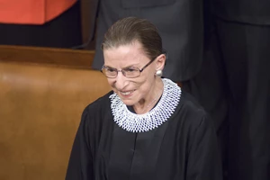 Ruth Bader Ginsburg | Η ιστορία πίσω από κάθε κολάρο που φορούσε στο Ανώτατο Δικαστήριο