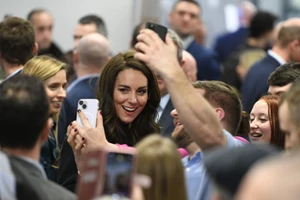 Kate Middleton | H παιχνιδιάρικη χειρονομία προς τον πρίγκιπα William που δεν έχει κάνει ποτέ ξανά σε δημόσια εμφάνισή τους