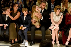 Victoria Beckham | Φωτογραφίζει τον γιο της Brooklyn και την αρραβωνιαστικιά του στην Ελλάδα