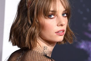 Η Maya Hawke με το θρυλικό καρέ κούρεμα της μαμάς της στο Pulp Fiction