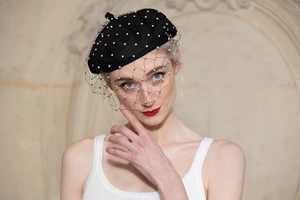 To εκθαμβωτικό Dior look της Elizabeth Debicki στο gala για το φινάλε του The Crown