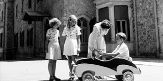 Τατόι | Η ιστορία των πρώην βασιλικών ανακτόρων - Εκεί όπου μεγάλωσε και ο σύζυγος της βασίλισσας Ελισάβετ, Φίλιππος