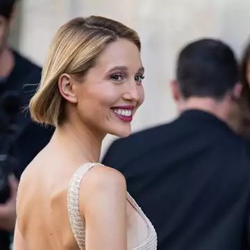 Από τις Σπέτσες στο Παρίσι | Η Μαρία Ολυμπία Ντε Γκρες με sexy εμφάνιση σε fashion show