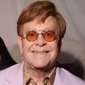 Ο Elton John "προσπαθεί να γίνει ειρηνοποιός στη διαμάχη της οικογένειας Beckham"