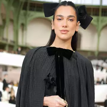 Dua Lipa | Με αμάνικο midi φόρεμα που αποθεώνει τη μινιμαλιστική αισθητική των '90s