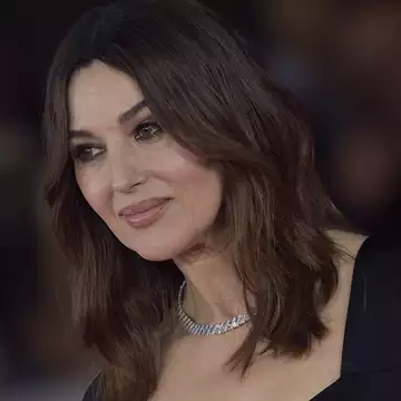 Η Monica Bellucci υιοθέτησε το κούρεμα που θα κυριαρχήσει στο street style τους επόμενους μήνες