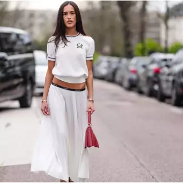 Πώς θα φορέσετε κομψά μια λευκή φούστα φέτος την άνοιξη