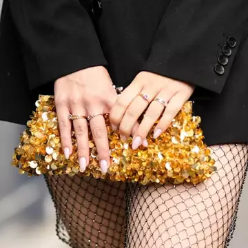 10 κομψά μανικιούρ με glitter που όντως θα θέλετε να υιοθετήσετε